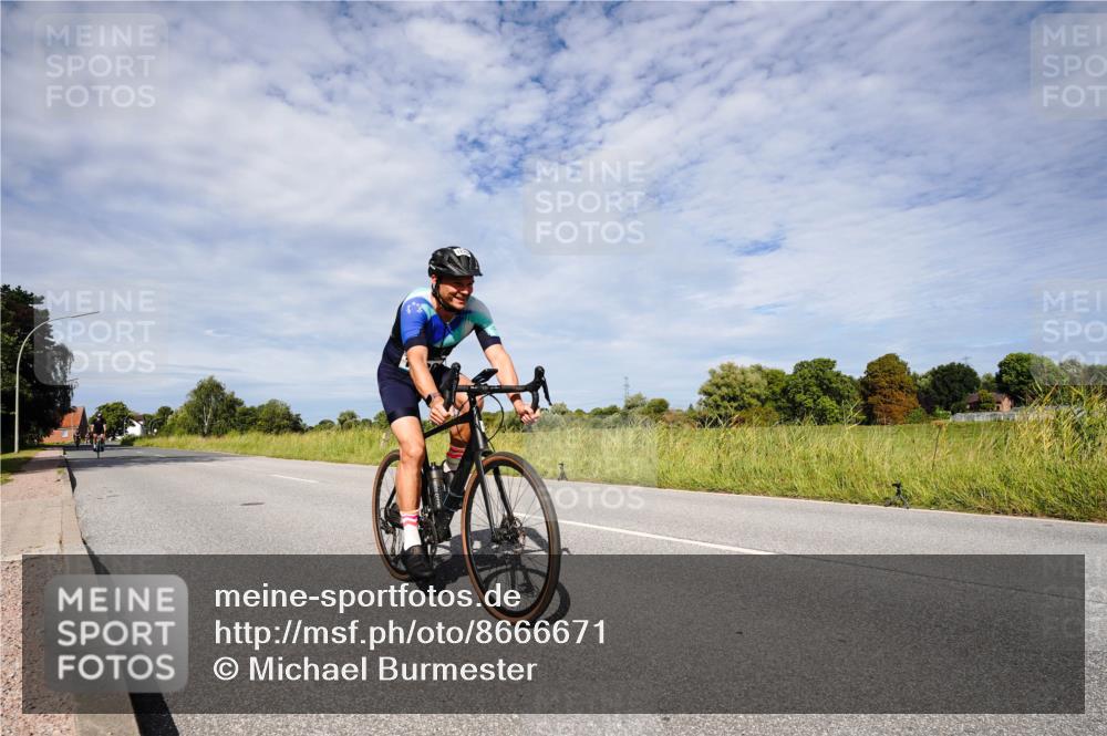 31.08.2025 - Elbe Triathlon Hamburg Michael Burmester http://msf.ph/oto/8666671 31.08.2025 10:34:59 Radfahren 901, 1045, 1205, 1220 meine-sportfotos.de