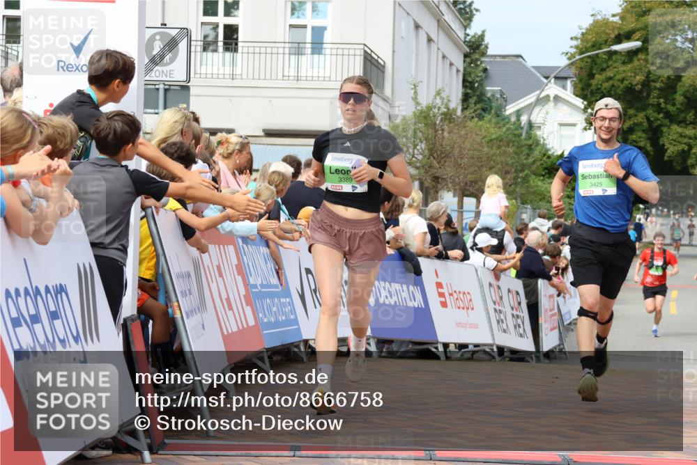 31.08.2025 - 21. Blankeneser Heldenlauf Strokosch-Dieckow http://msf.ph/oto/8666758 31.08.2025 10:58:02 Ziel 3389, 3460, 3425 meine-sportfotos.de