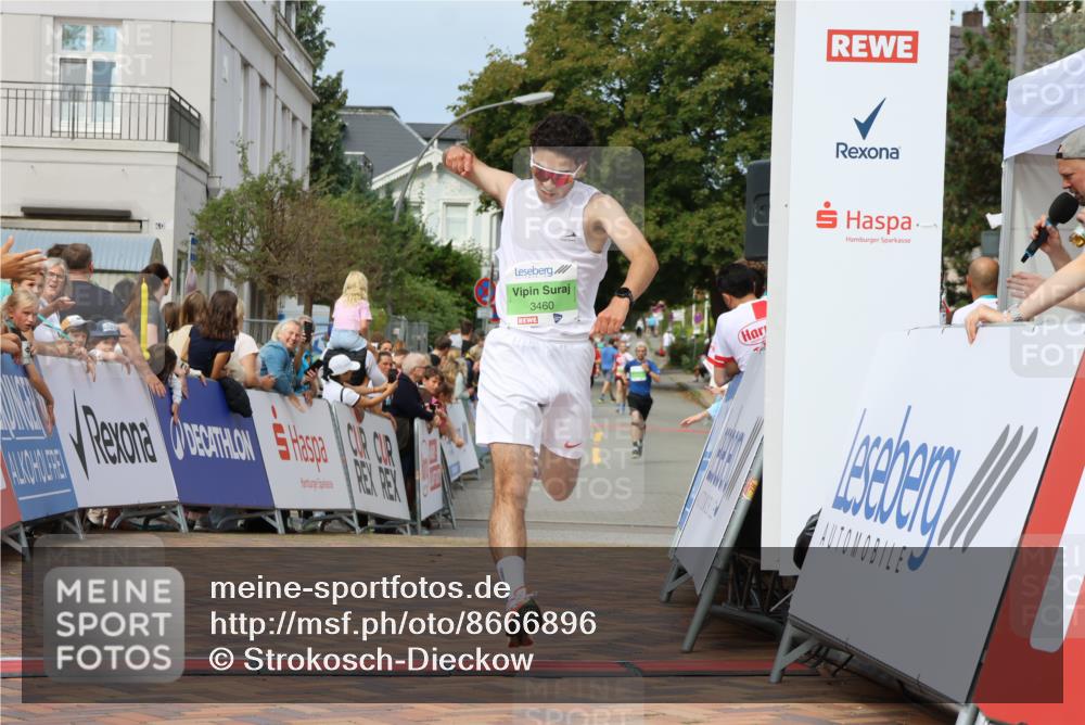 31.08.2025 - 21. Blankeneser Heldenlauf Strokosch-Dieckow http://msf.ph/oto/8666896 31.08.2025 10:57:55 Ziel 3421, 3460, 3539 meine-sportfotos.de