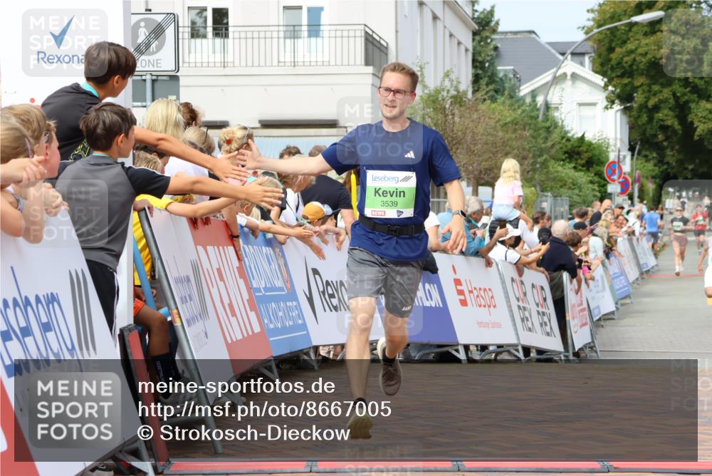 31.08.2025 - 21. Blankeneser Heldenlauf Strokosch-Dieckow http://msf.ph/oto/8667005 31.08.2025 10:57:50 Ziel 3559, 3421, 3539 meine-sportfotos.de