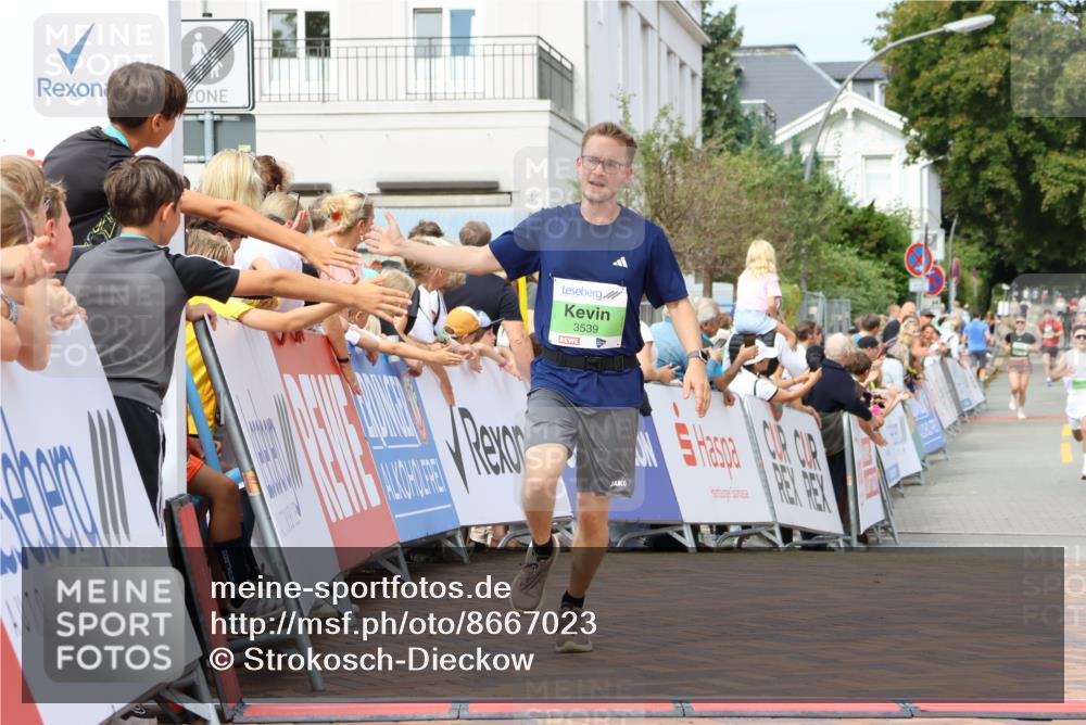 31.08.2025 - 21. Blankeneser Heldenlauf Strokosch-Dieckow http://msf.ph/oto/8667023 31.08.2025 10:57:50 Ziel 3559, 3421, 3539 meine-sportfotos.de