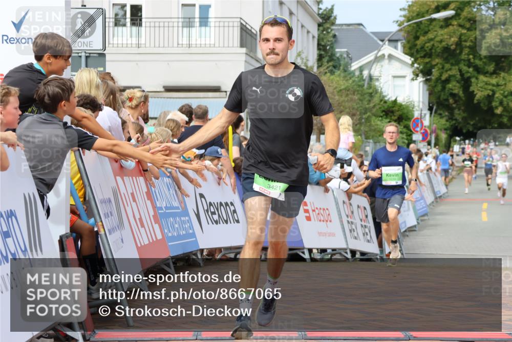 31.08.2025 - 21. Blankeneser Heldenlauf Strokosch-Dieckow http://msf.ph/oto/8667065 31.08.2025 10:57:48 Ziel 3559, 3421, 3539 meine-sportfotos.de