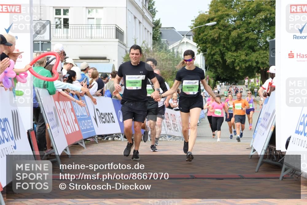 31.08.2025 - 21. Blankeneser Heldenlauf Strokosch-Dieckow http://msf.ph/oto/8667070 31.08.2025 11:16:12 Ziel 3689, 3690, 3154, 3533, 3738 meine-sportfotos.de