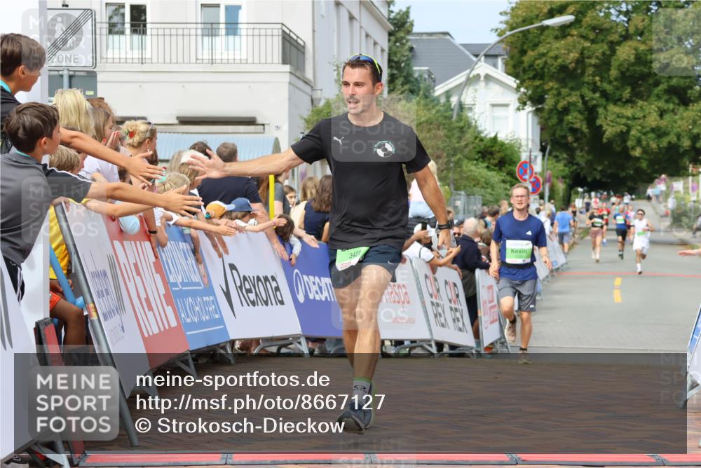 31.08.2025 - 21. Blankeneser Heldenlauf Strokosch-Dieckow http://msf.ph/oto/8667127 31.08.2025 10:57:48 Ziel 3559, 3421, 3539 meine-sportfotos.de