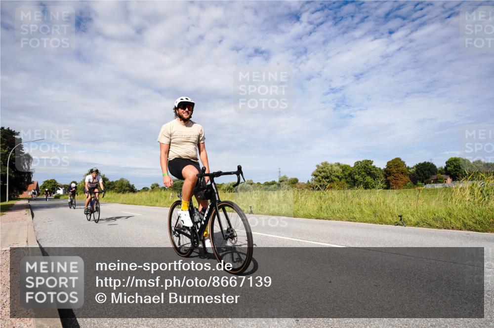 31.08.2025 - Elbe Triathlon Hamburg Michael Burmester http://msf.ph/oto/8667139 31.08.2025 10:42:41 Radfahren 863, 966, 1013, 1074, 1105, 1154 meine-sportfotos.de