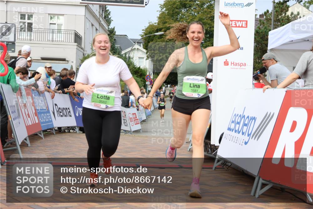 31.08.2025 - 21. Blankeneser Heldenlauf Strokosch-Dieckow http://msf.ph/oto/8667142 31.08.2025 11:15:49 Ziel 3581, 3582 meine-sportfotos.de