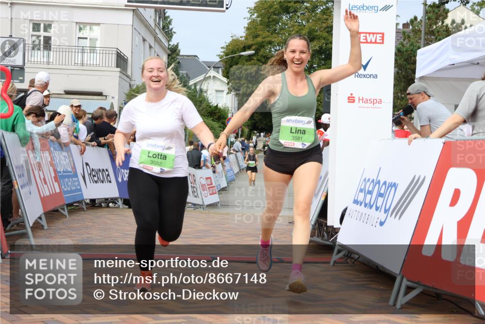 31.08.2025 - 21. Blankeneser Heldenlauf Strokosch-Dieckow http://msf.ph/oto/8667148 31.08.2025 11:15:49 Ziel 3581, 3582 meine-sportfotos.de