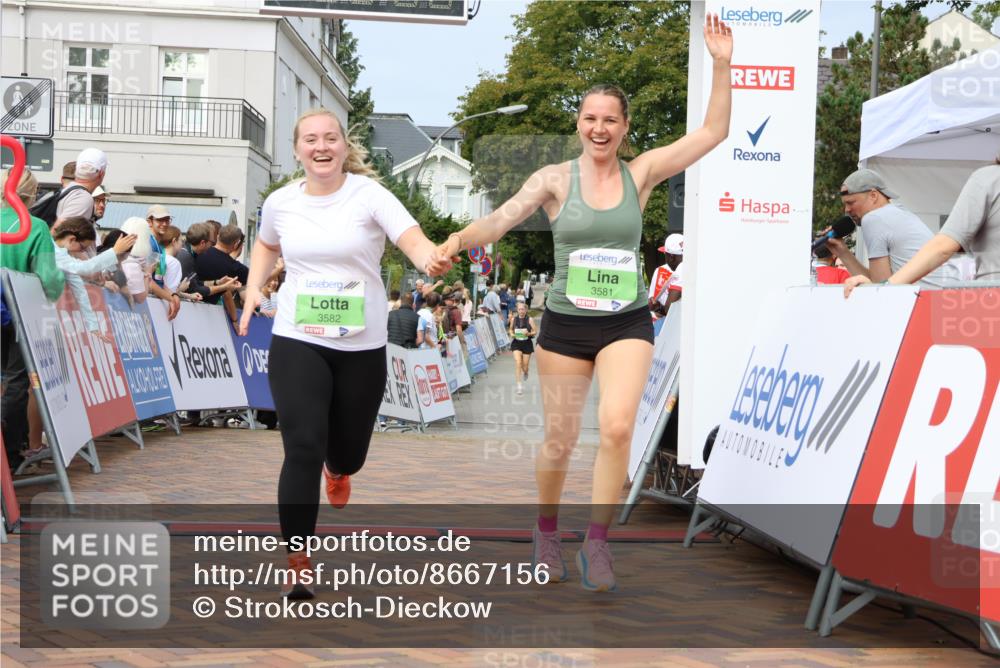 31.08.2025 - 21. Blankeneser Heldenlauf Strokosch-Dieckow http://msf.ph/oto/8667156 31.08.2025 11:15:49 Ziel 3581, 3582 meine-sportfotos.de