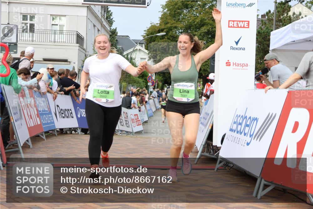 31.08.2025 - 21. Blankeneser Heldenlauf Strokosch-Dieckow http://msf.ph/oto/8667162 31.08.2025 11:15:49 Ziel 3581, 3582 meine-sportfotos.de