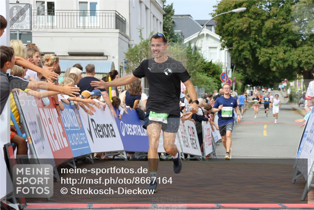 31.08.2025 - 21. Blankeneser Heldenlauf Strokosch-Dieckow http://msf.ph/oto/8667164 31.08.2025 10:57:47 Ziel 3559, 3421, 3539 meine-sportfotos.de
