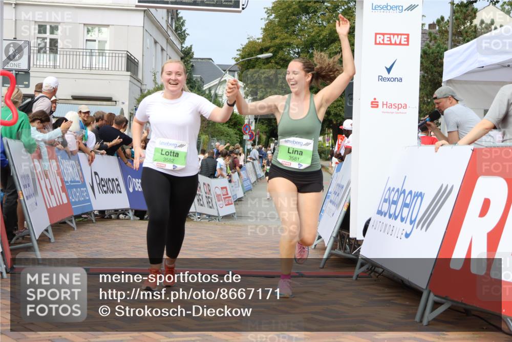 31.08.2025 - 21. Blankeneser Heldenlauf Strokosch-Dieckow http://msf.ph/oto/8667171 31.08.2025 11:15:49 Ziel 3581, 3582 meine-sportfotos.de