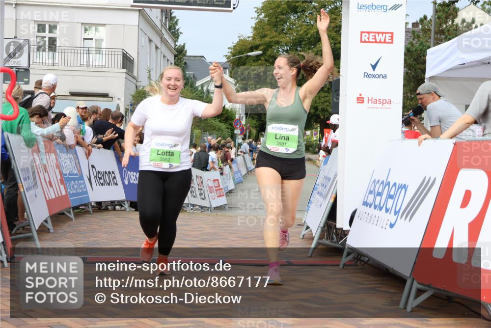 31.08.2025 - 21. Blankeneser Heldenlauf Strokosch-Dieckow http://msf.ph/oto/8667177 31.08.2025 11:15:49 Ziel 3581, 3582 meine-sportfotos.de