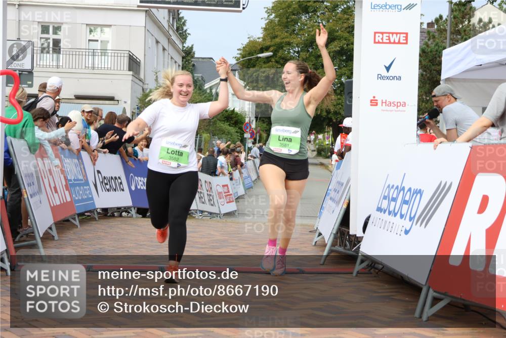 31.08.2025 - 21. Blankeneser Heldenlauf Strokosch-Dieckow http://msf.ph/oto/8667190 31.08.2025 11:15:49 Ziel 3581, 3582 meine-sportfotos.de
