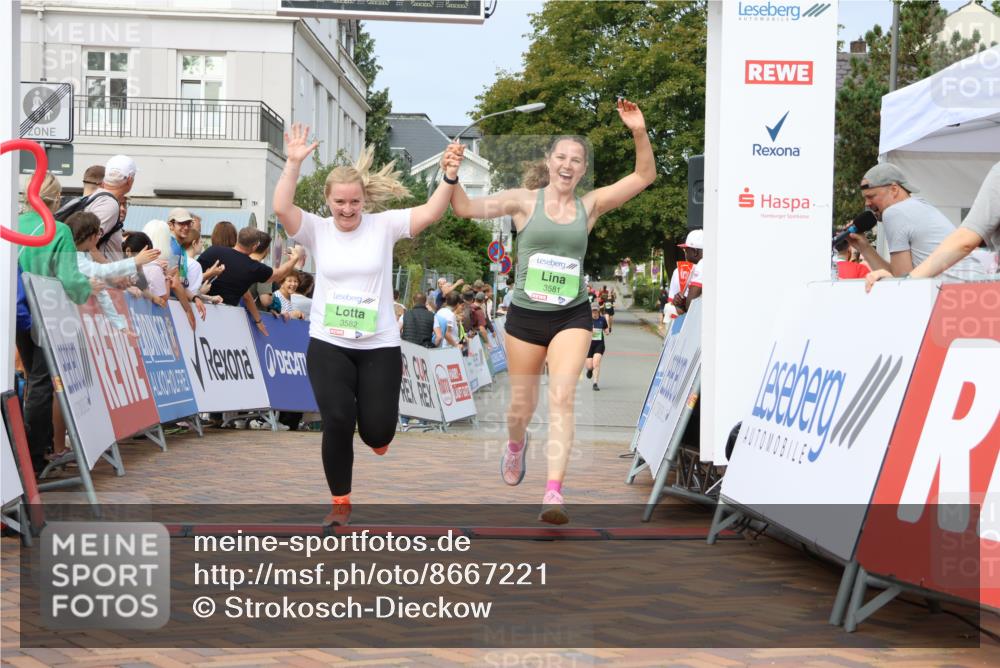 31.08.2025 - 21. Blankeneser Heldenlauf Strokosch-Dieckow http://msf.ph/oto/8667221 31.08.2025 11:15:48 Ziel 3581, 3582 meine-sportfotos.de
