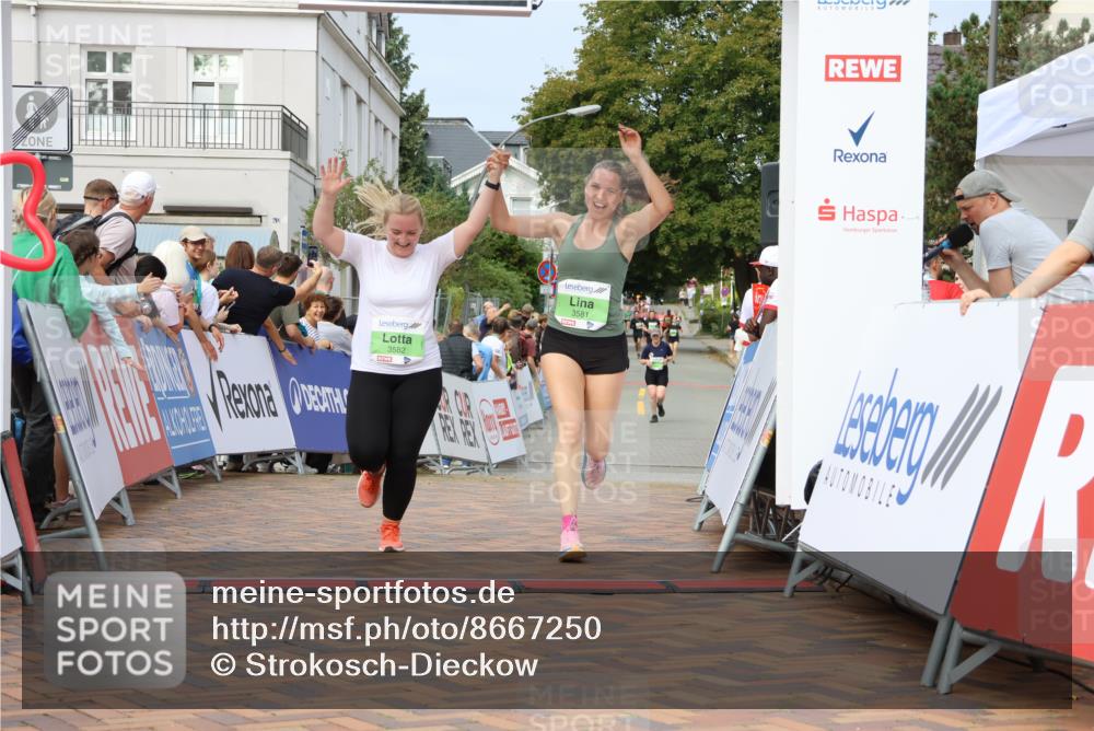 31.08.2025 - 21. Blankeneser Heldenlauf Strokosch-Dieckow http://msf.ph/oto/8667250 31.08.2025 11:15:48 Ziel 3581, 3582 meine-sportfotos.de