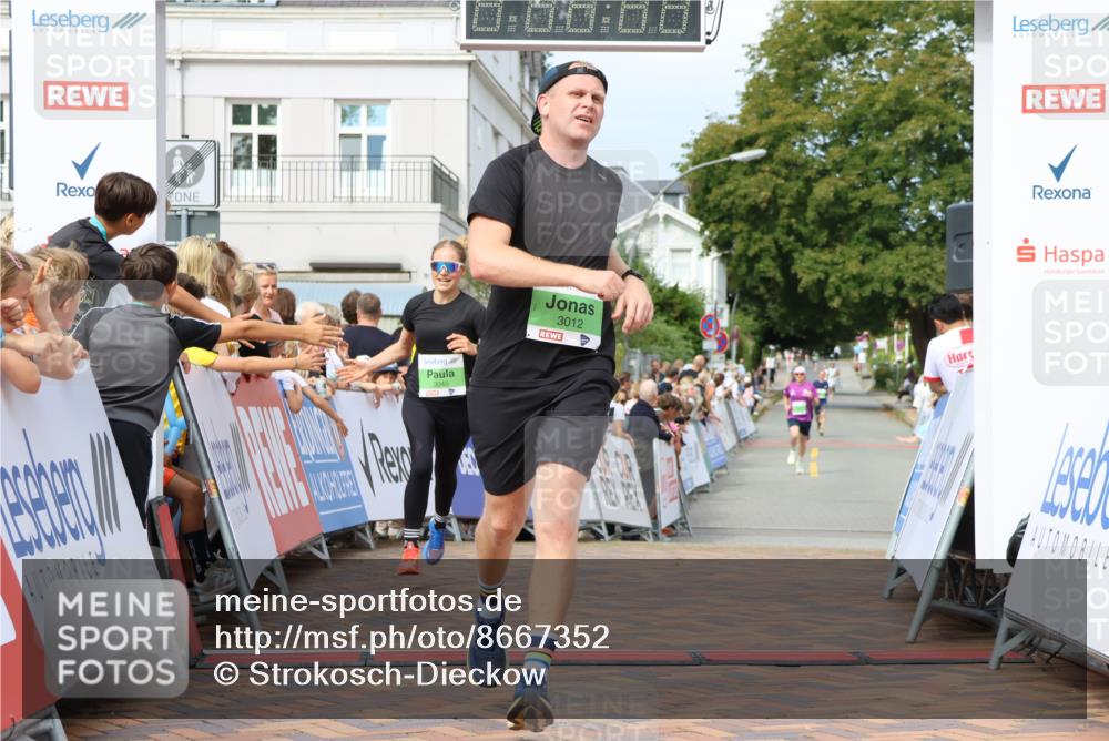 31.08.2025 - 21. Blankeneser Heldenlauf Strokosch-Dieckow http://msf.ph/oto/8667352 31.08.2025 10:57:36 Ziel 3212, 3045, 3012 meine-sportfotos.de