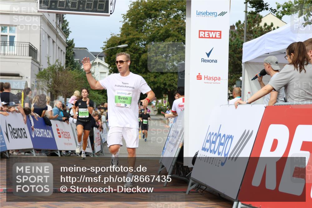 31.08.2025 - 21. Blankeneser Heldenlauf Strokosch-Dieckow http://msf.ph/oto/8667435 31.08.2025 10:57:27 Ziel 3212, 3499, 3503 meine-sportfotos.de