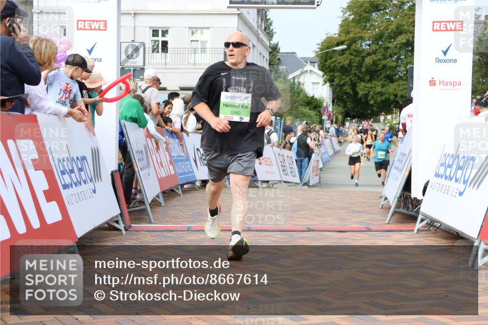31.08.2025 - 21. Blankeneser Heldenlauf Strokosch-Dieckow http://msf.ph/oto/8667614 31.08.2025 11:15:15 Ziel 3561, 3560, 3226, 3260 meine-sportfotos.de