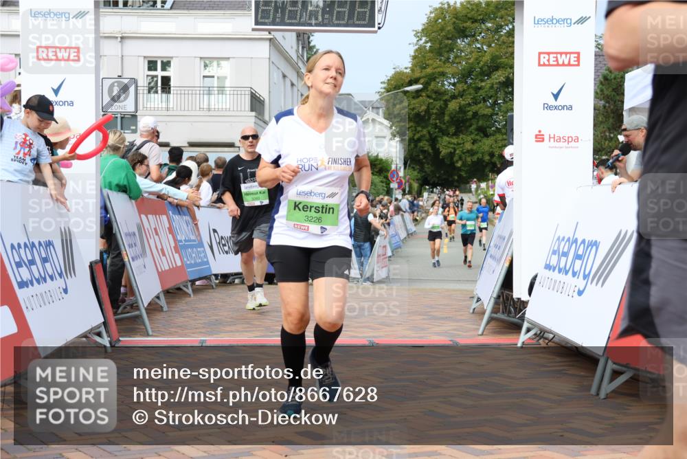 31.08.2025 - 21. Blankeneser Heldenlauf Strokosch-Dieckow http://msf.ph/oto/8667628 31.08.2025 11:15:13 Ziel 3561, 3560, 3226, 3260 meine-sportfotos.de