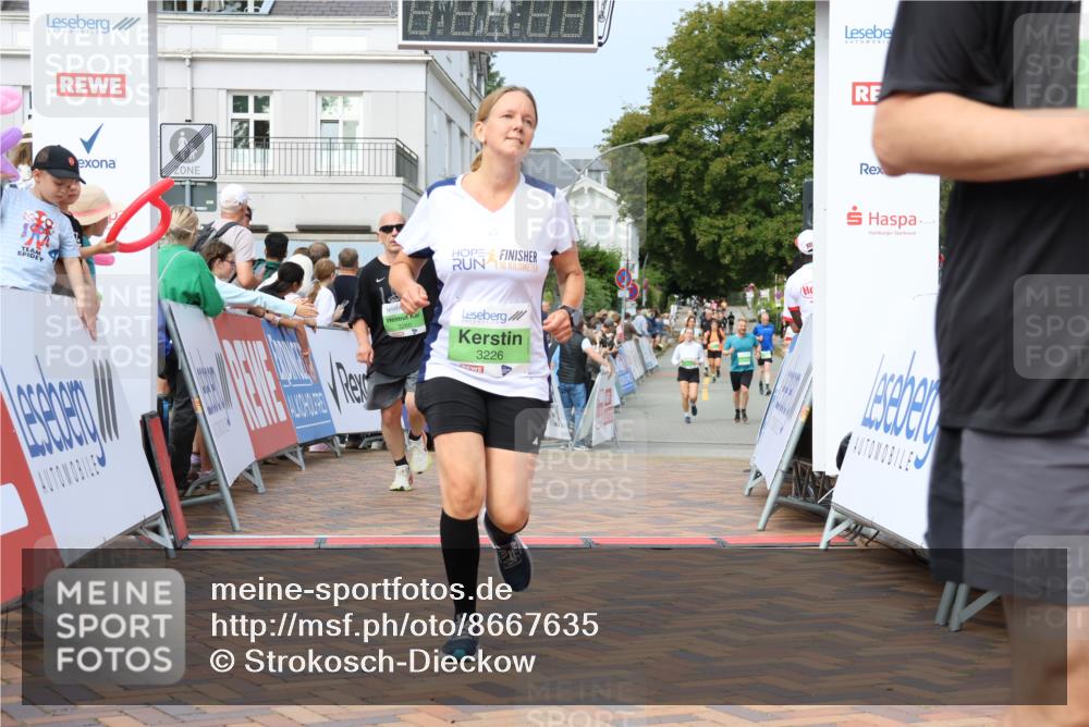 31.08.2025 - 21. Blankeneser Heldenlauf Strokosch-Dieckow http://msf.ph/oto/8667635 31.08.2025 11:15:13 Ziel 3561, 3560, 3226, 3260 meine-sportfotos.de