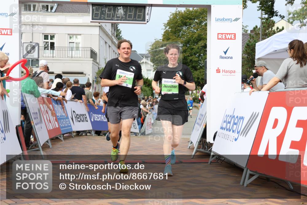31.08.2025 - 21. Blankeneser Heldenlauf Strokosch-Dieckow http://msf.ph/oto/8667681 31.08.2025 11:15:11 Ziel 3561, 3560, 3226, 3260 meine-sportfotos.de