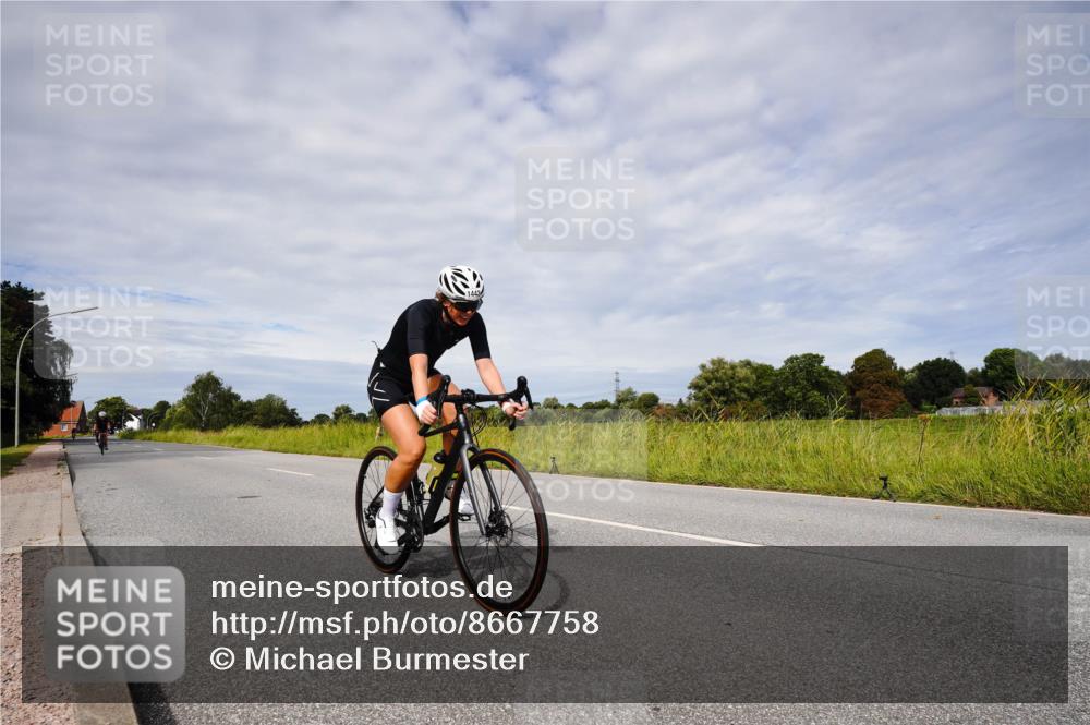 31.08.2025 - Elbe Triathlon Hamburg Michael Burmester http://msf.ph/oto/8667758 31.08.2025 10:55:57 Radfahren 877, 1443, 1476 meine-sportfotos.de
