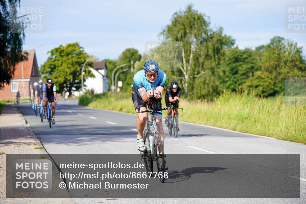 31.08.2025 - Elbe Triathlon Hamburg Michael Burmester http://msf.ph/oto/8667768 31.08.2025 09:43:52 Radfahren 377, 450, 563, 602, 610, 634, 770, 800 meine-sportfotos.de