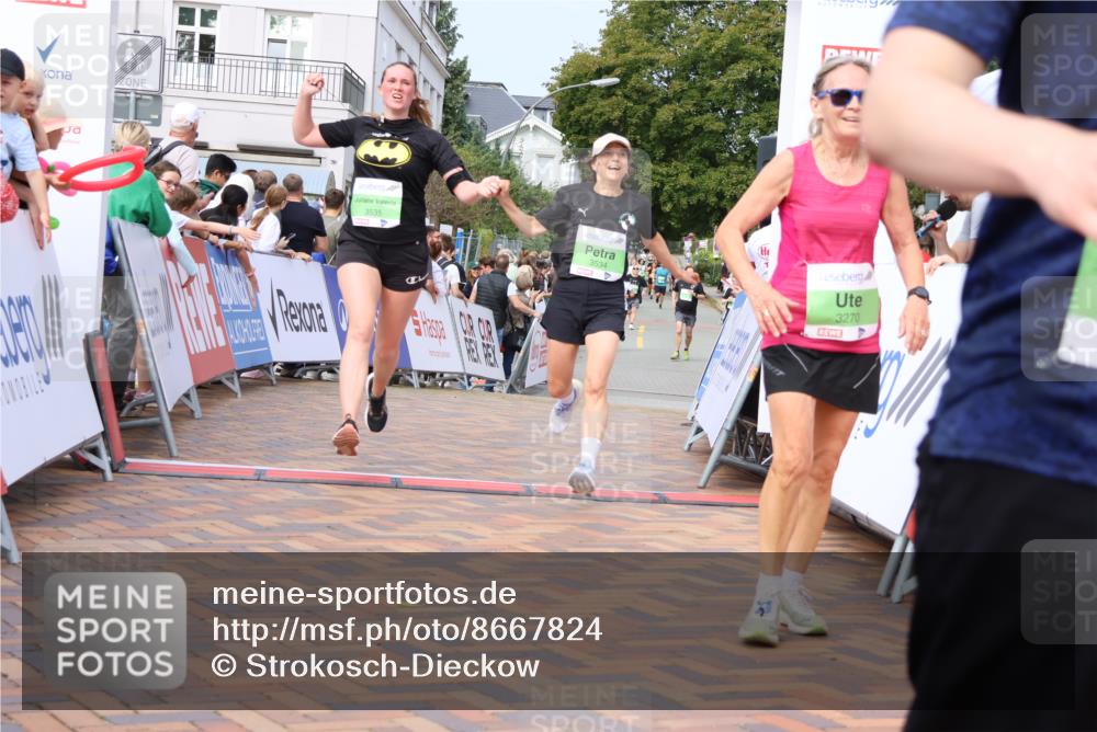 31.08.2025 - 21. Blankeneser Heldenlauf Strokosch-Dieckow http://msf.ph/oto/8667824 31.08.2025 11:15:01 Ziel 3535, 3534, 3586, 3661, 3610, 3270 meine-sportfotos.de