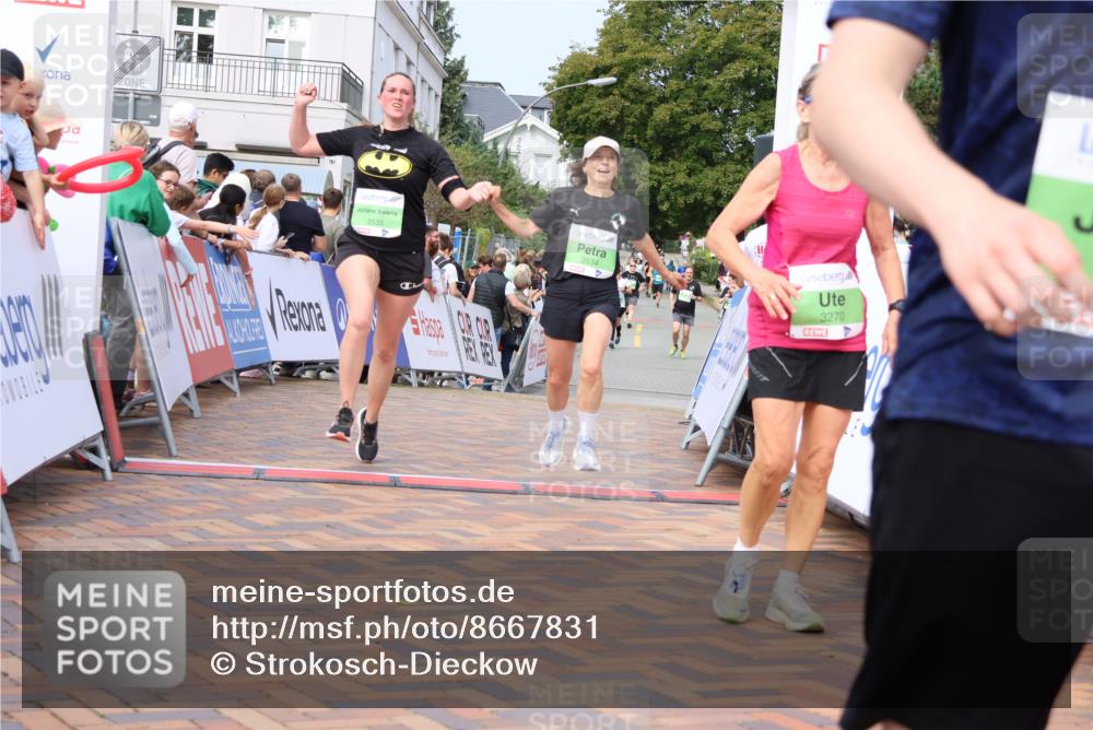 31.08.2025 - 21. Blankeneser Heldenlauf Strokosch-Dieckow http://msf.ph/oto/8667831 31.08.2025 11:15:01 Ziel 3535, 3534, 3586, 3661, 3610, 3270 meine-sportfotos.de