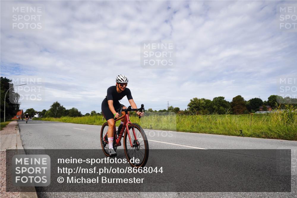 31.08.2025 - Elbe Triathlon Hamburg Michael Burmester http://msf.ph/oto/8668044 31.08.2025 11:02:06 Radfahren 1534, 1576, 1610 meine-sportfotos.de