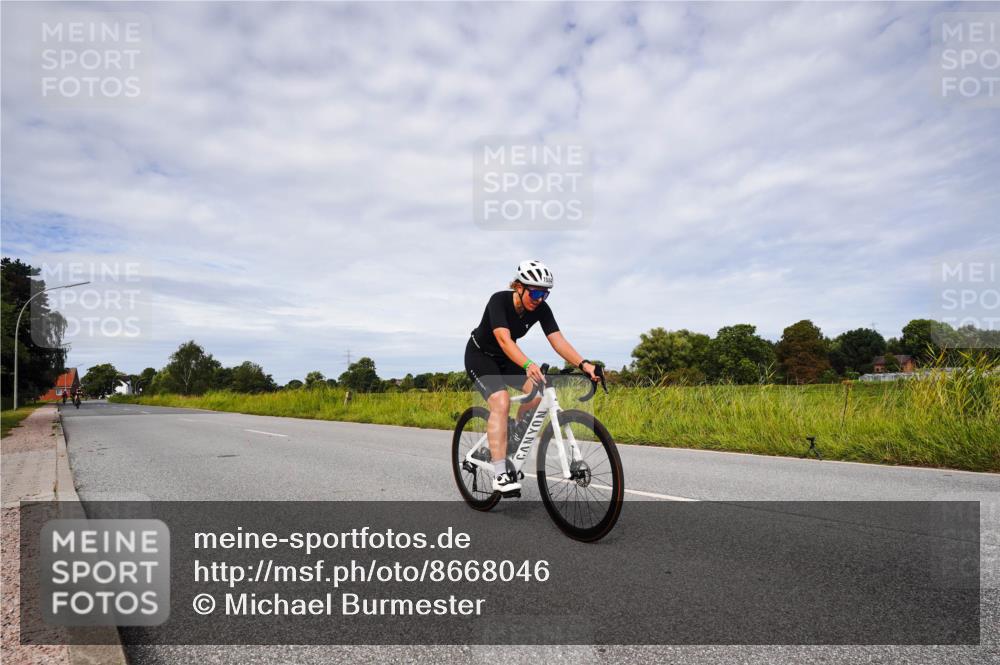 31.08.2025 - Elbe Triathlon Hamburg Michael Burmester http://msf.ph/oto/8668046 31.08.2025 11:02:09 Radfahren 1530, 1534, 1576 meine-sportfotos.de
