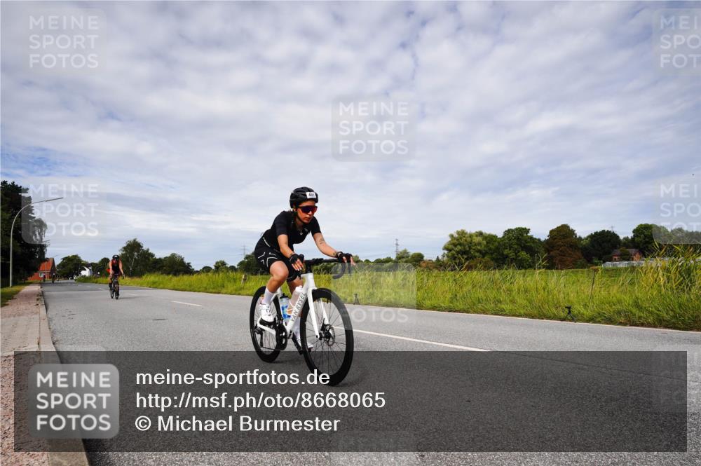 31.08.2025 - Elbe Triathlon Hamburg Michael Burmester http://msf.ph/oto/8668065 31.08.2025 11:02:44 Radfahren 401, 1332, 1379, 1512 meine-sportfotos.de