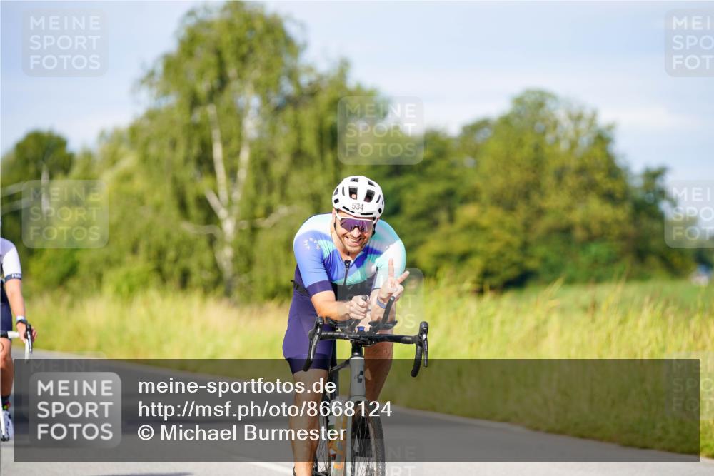 31.08.2025 - Elbe Triathlon Hamburg Michael Burmester http://msf.ph/oto/8668124 31.08.2025 09:45:47 Radfahren 305, 534, 826, 905, 930 meine-sportfotos.de