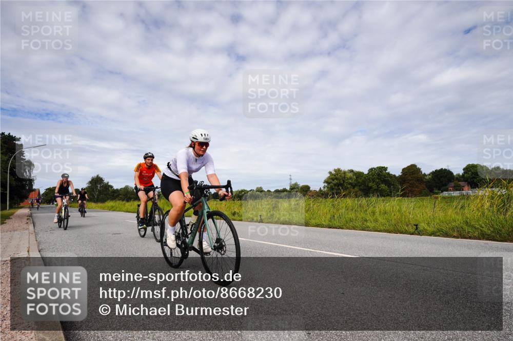 31.08.2025 - Elbe Triathlon Hamburg Michael Burmester http://msf.ph/oto/8668230 31.08.2025 11:07:06 Radfahren 952, 1477, 1556, 1561, 1618 meine-sportfotos.de