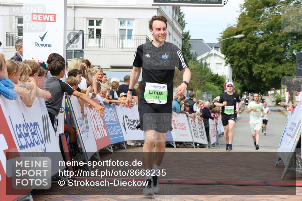 31.08.2025 - 21. Blankeneser Heldenlauf Strokosch-Dieckow http://msf.ph/oto/8668235 31.08.2025 10:56:34 Ziel 3378, 3399, 3394 meine-sportfotos.de