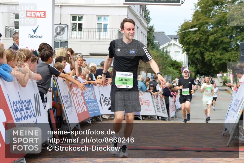 31.08.2025 - 21. Blankeneser Heldenlauf Strokosch-Dieckow http://msf.ph/oto/8668246 31.08.2025 10:56:34 Ziel 3378, 3399, 3394 meine-sportfotos.de