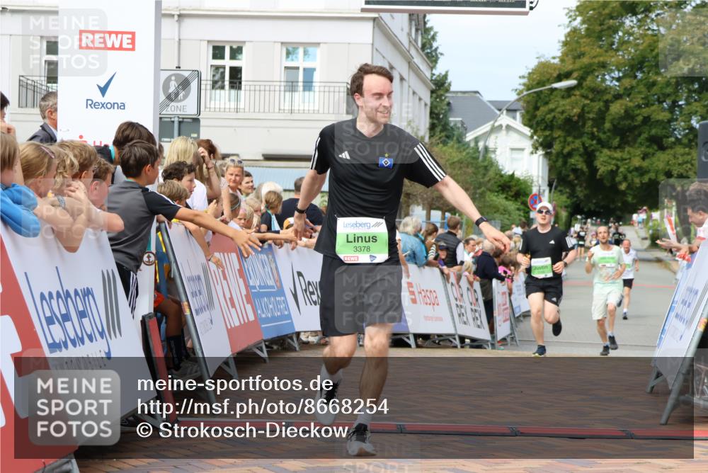 31.08.2025 - 21. Blankeneser Heldenlauf Strokosch-Dieckow http://msf.ph/oto/8668254 31.08.2025 10:56:34 Ziel 3378, 3399, 3394 meine-sportfotos.de