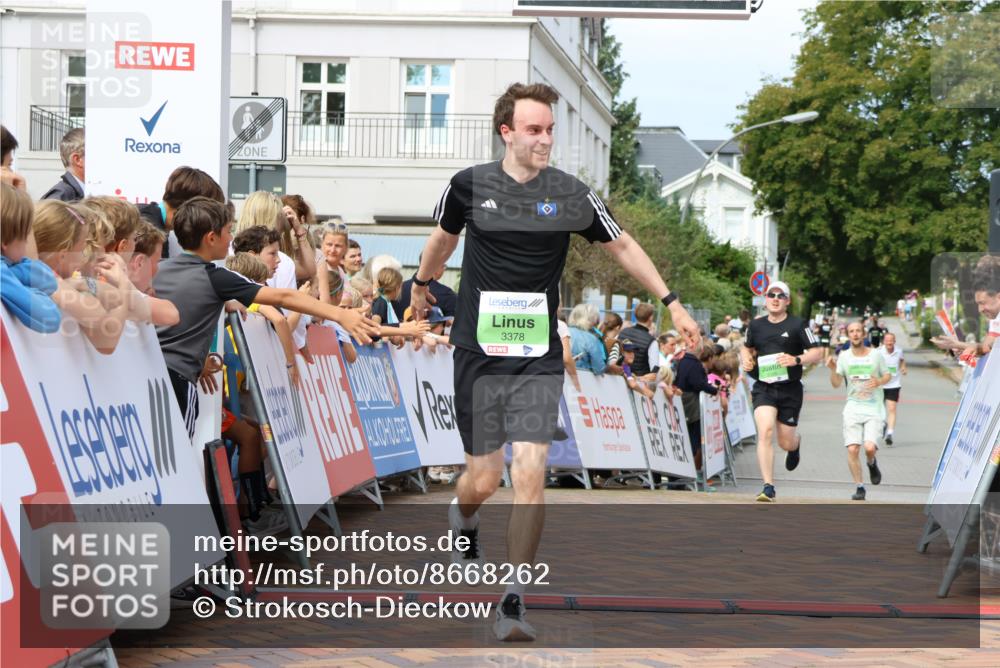 31.08.2025 - 21. Blankeneser Heldenlauf Strokosch-Dieckow http://msf.ph/oto/8668262 31.08.2025 10:56:34 Ziel 3378, 3399, 3394 meine-sportfotos.de