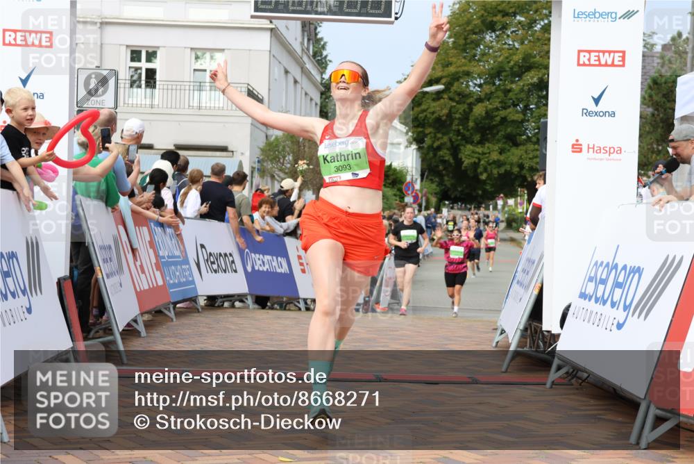 31.08.2025 - 21. Blankeneser Heldenlauf Strokosch-Dieckow http://msf.ph/oto/8668271 31.08.2025 11:14:45 Ziel 3707, 3445, 3093 meine-sportfotos.de