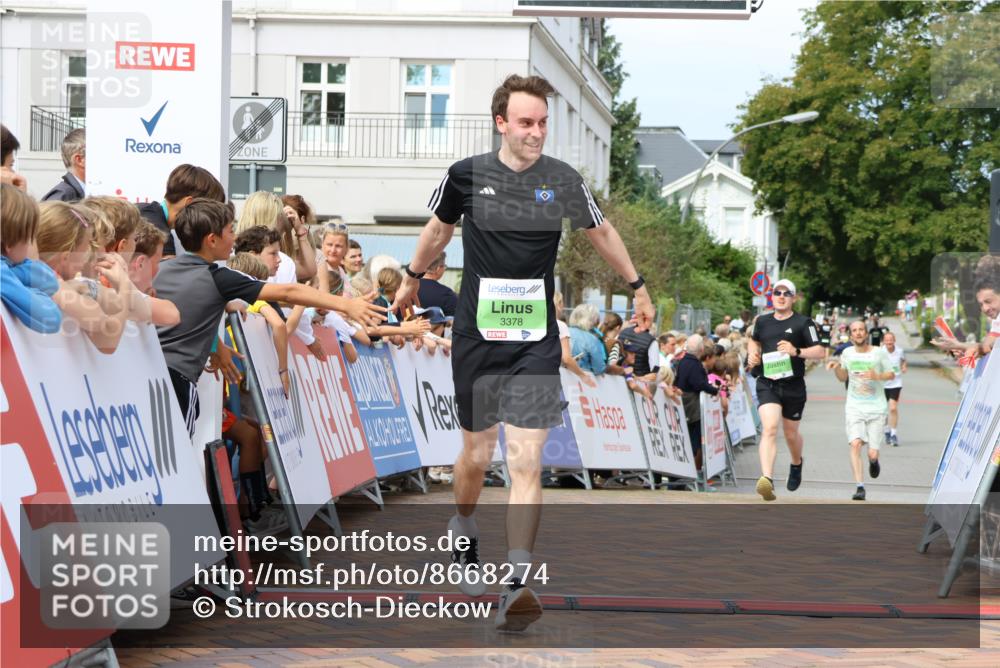 31.08.2025 - 21. Blankeneser Heldenlauf Strokosch-Dieckow http://msf.ph/oto/8668274 31.08.2025 10:56:34 Ziel 3378, 3399, 3394 meine-sportfotos.de