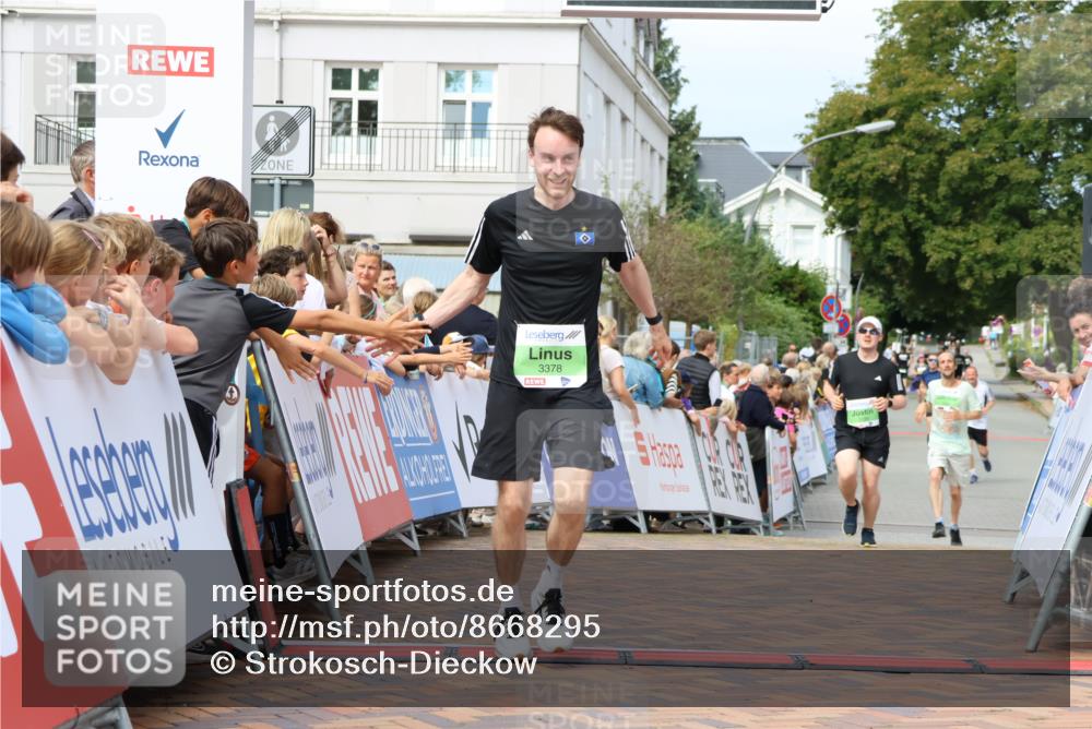 31.08.2025 - 21. Blankeneser Heldenlauf Strokosch-Dieckow http://msf.ph/oto/8668295 31.08.2025 10:56:34 Ziel 3378, 3399, 3394 meine-sportfotos.de