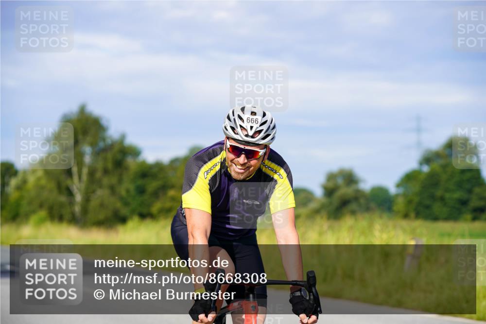 31.08.2025 - Elbe Triathlon Hamburg Michael Burmester http://msf.ph/oto/8668308 31.08.2025 09:46:36 Radfahren 284, 394, 439, 666, 750, 816 meine-sportfotos.de