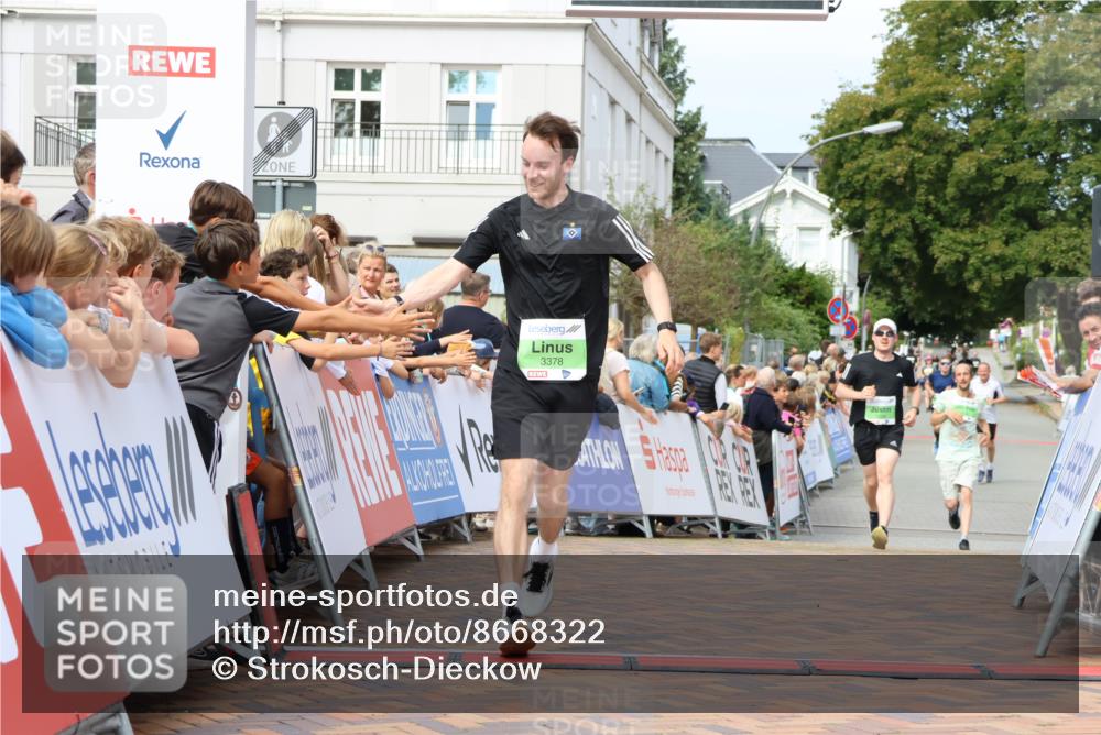 31.08.2025 - 21. Blankeneser Heldenlauf Strokosch-Dieckow http://msf.ph/oto/8668322 31.08.2025 10:56:33 Ziel 3378, 3399, 3394 meine-sportfotos.de
