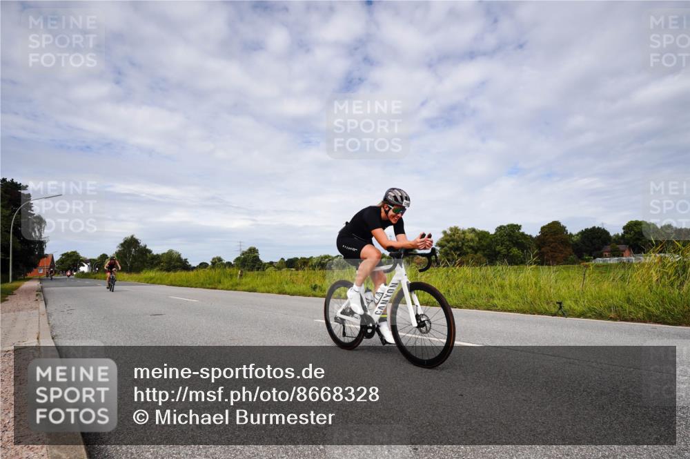 31.08.2025 - Elbe Triathlon Hamburg Michael Burmester http://msf.ph/oto/8668328 31.08.2025 11:10:10 Radfahren 1398, 1437, 1449 meine-sportfotos.de