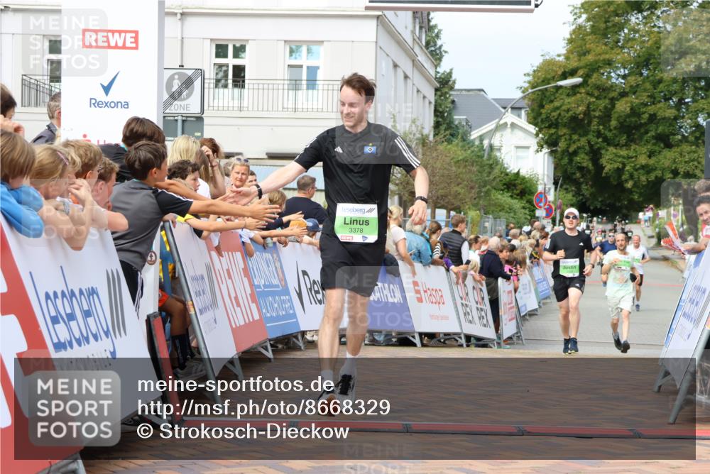 31.08.2025 - 21. Blankeneser Heldenlauf Strokosch-Dieckow http://msf.ph/oto/8668329 31.08.2025 10:56:33 Ziel 3378, 3399, 3394 meine-sportfotos.de
