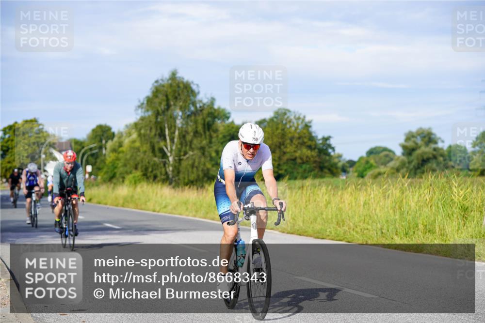 31.08.2025 - Elbe Triathlon Hamburg Michael Burmester http://msf.ph/oto/8668343 31.08.2025 09:46:43 Radfahren 284, 294, 329, 394, 526, 569, 570, 750, 759, 771, 838 meine-sportfotos.de