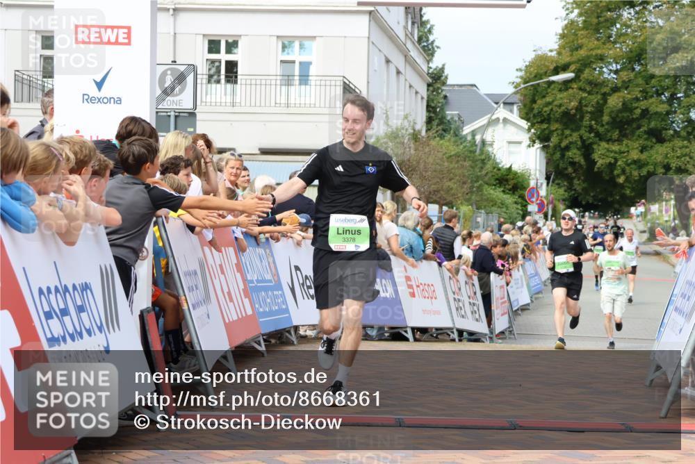 31.08.2025 - 21. Blankeneser Heldenlauf Strokosch-Dieckow http://msf.ph/oto/8668361 31.08.2025 10:56:33 Ziel 3378, 3399, 3394 meine-sportfotos.de