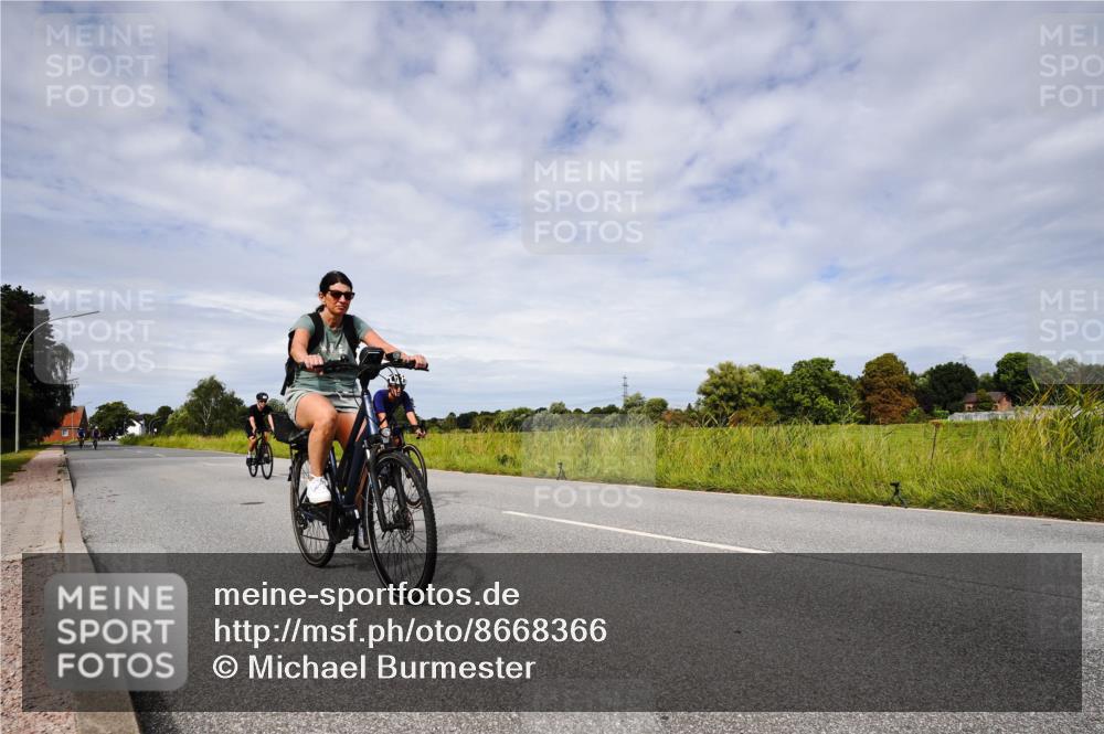 31.08.2025 - Elbe Triathlon Hamburg Michael Burmester http://msf.ph/oto/8668366 31.08.2025 11:10:43 Radfahren 988, 1365, 1367, 1382, 1393 meine-sportfotos.de