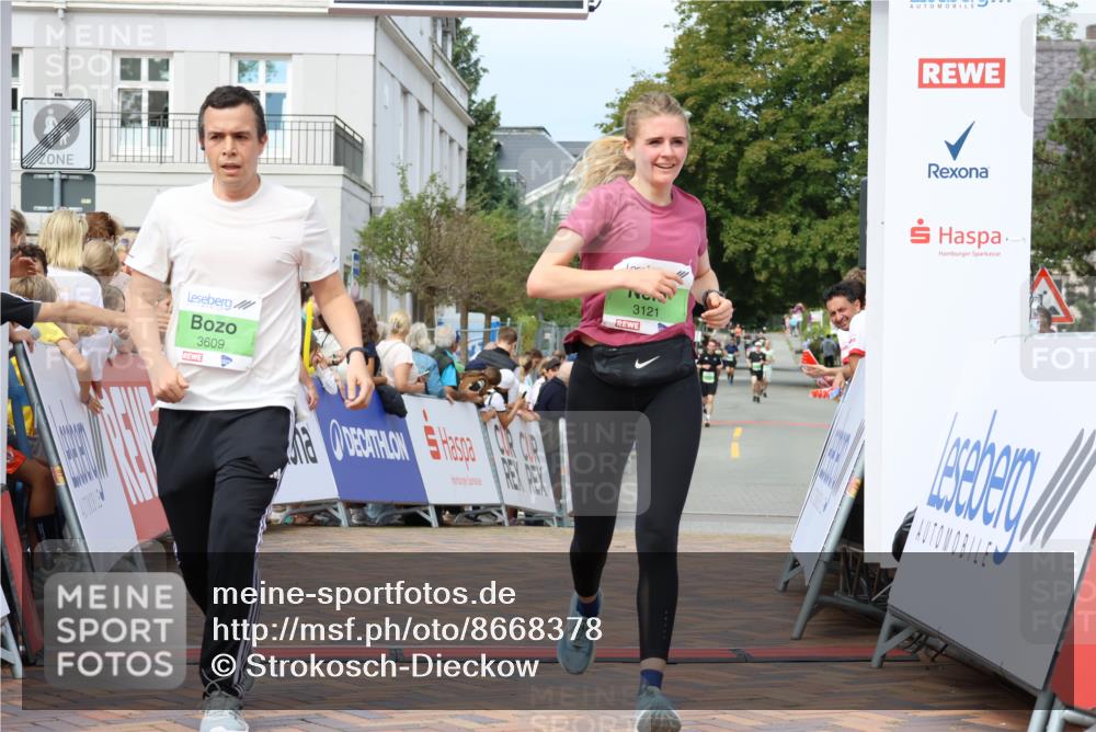31.08.2025 - 21. Blankeneser Heldenlauf Strokosch-Dieckow http://msf.ph/oto/8668378 31.08.2025 10:56:20 Ziel 3609, 3083, 3121 meine-sportfotos.de