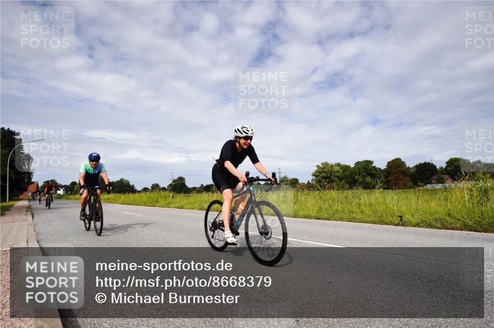 31.08.2025 - Elbe Triathlon Hamburg Michael Burmester http://msf.ph/oto/8668379 31.08.2025 11:11:12 Radfahren 1309, 1386, 1498, 1555 meine-sportfotos.de